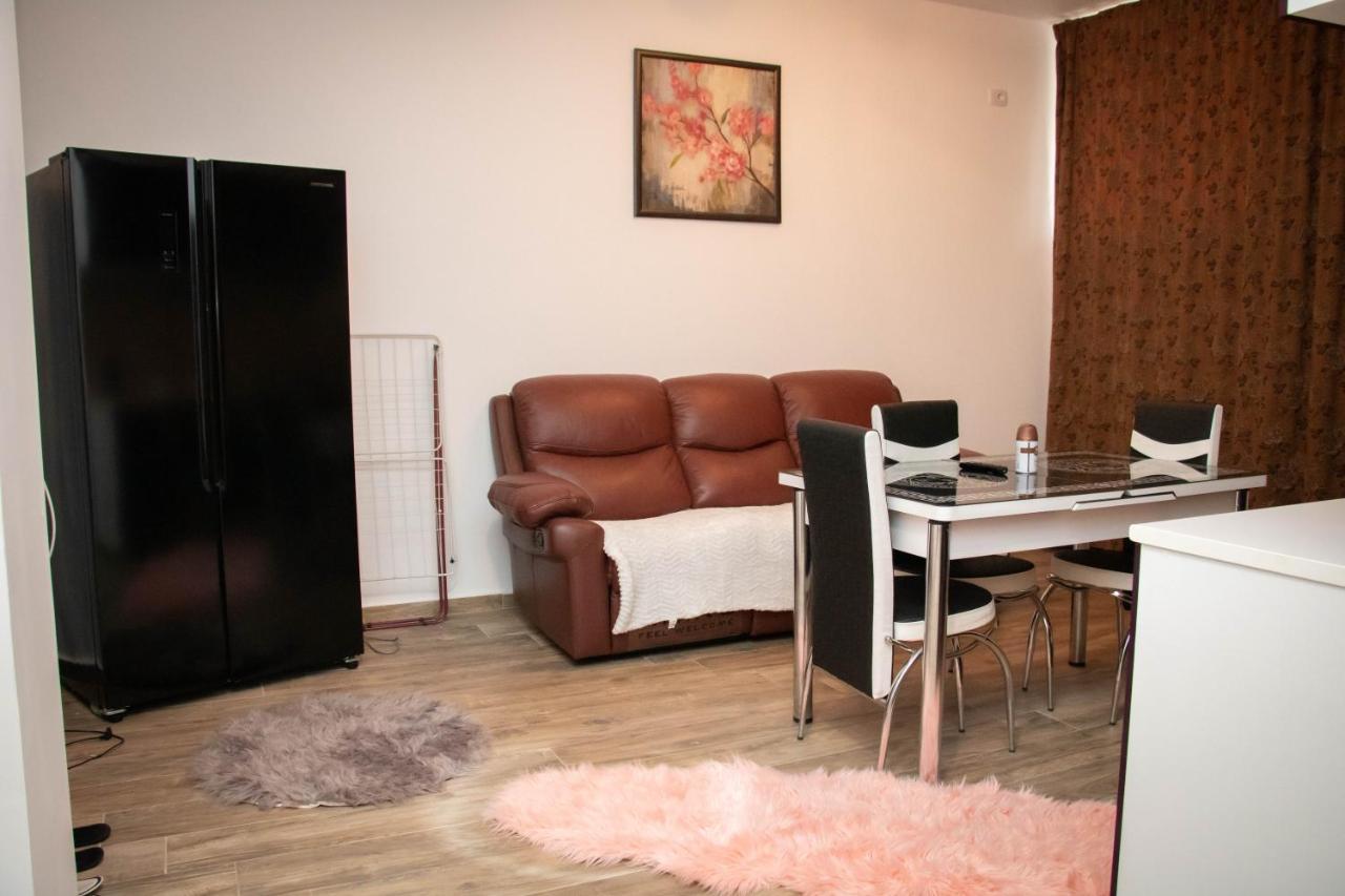 Apartament Capitala Militari Rosu Apartment Bagian luar foto