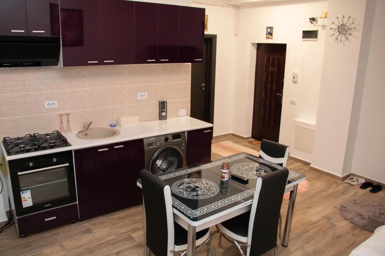Apartament Capitala Militari Rosu Bagian luar foto