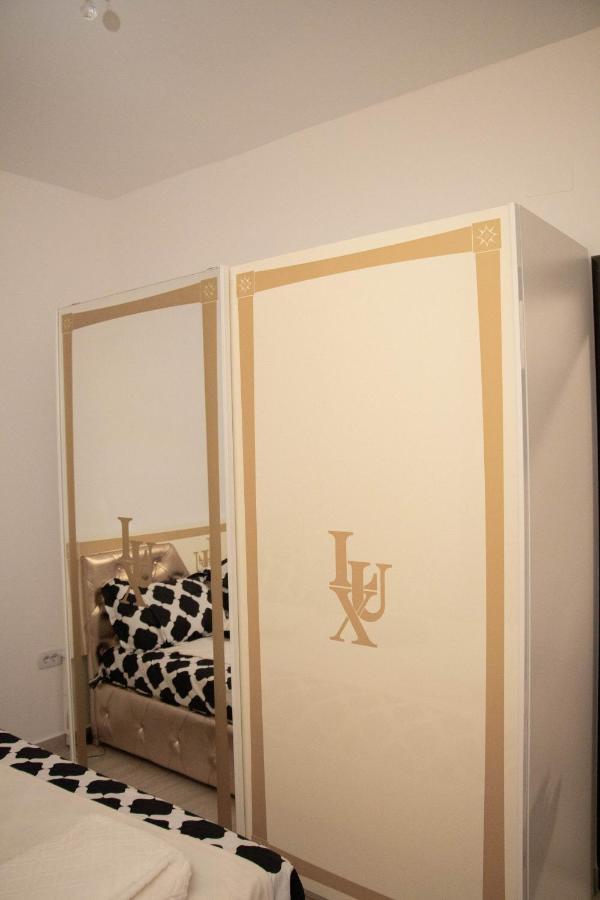 Apartament Capitala Militari Rosu Bagian luar foto